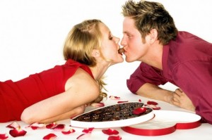 postres-chocolate-san-valentin-pareja-comiendo-bombones